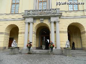 [P13] Intrarea la castelul Crottningholm, in dreapta este casa de bilete » foto by ileanaxperta*
 - 
<span class="allrVoted glyphicon glyphicon-heart hidden" id="av589266"></span>
<a class="m-l-10 hidden" id="sv589266" onclick="voting_Foto_DelVot(,589266,22355)" role="button">șterge vot <span class="glyphicon glyphicon-remove"></span></a>
<a id="v9589266" class=" c-red"  onclick="voting_Foto_SetVot(589266)" role="button"><span class="glyphicon glyphicon-heart-empty"></span> <b>LIKE</b> = Votează poza</a> <img class="hidden"  id="f589266W9" src="/imagini/loader.gif" border="0" /><span class="AjErrMes hidden" id="e589266ErM"></span>