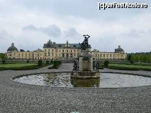 [P32] Castelul Drottningholm si grupul statuar care formeaza o frumoasa fantana arteziana » foto by ileanaxperta*
 - 
<span class="allrVoted glyphicon glyphicon-heart hidden" id="av589285"></span>
<a class="m-l-10 hidden" id="sv589285" onclick="voting_Foto_DelVot(,589285,22355)" role="button">șterge vot <span class="glyphicon glyphicon-remove"></span></a>
<a id="v9589285" class=" c-red"  onclick="voting_Foto_SetVot(589285)" role="button"><span class="glyphicon glyphicon-heart-empty"></span> <b>LIKE</b> = Votează poza</a> <img class="hidden"  id="f589285W9" src="/imagini/loader.gif" border="0" /><span class="AjErrMes hidden" id="e589285ErM"></span>