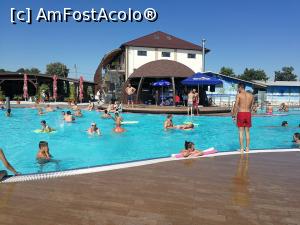 [P04] Piscina mare, in fata ciuperca unde se vand racoritoare, cafea; In spate cladirea alba -pensiunea » foto by ancutza26
 - 
<span class="allrVoted glyphicon glyphicon-heart hidden" id="av883264"></span>
<a class="m-l-10 hidden" id="sv883264" onclick="voting_Foto_DelVot(,883264,22376)" role="button">șterge vot <span class="glyphicon glyphicon-remove"></span></a>
<a id="v9883264" class=" c-red"  onclick="voting_Foto_SetVot(883264)" role="button"><span class="glyphicon glyphicon-heart-empty"></span> <b>LIKE</b> = Votează poza</a> <img class="hidden"  id="f883264W9" src="/imagini/loader.gif" border="0" /><span class="AjErrMes hidden" id="e883264ErM"></span>
