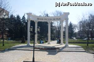 [P10] Monumentul central al Aleii Clasicilor din Bălţi » foto by Ovidiu istorie
 - 
<span class="allrVoted glyphicon glyphicon-heart hidden" id="av420335"></span>
<a class="m-l-10 hidden" id="sv420335" onclick="voting_Foto_DelVot(,420335,22384)" role="button">șterge vot <span class="glyphicon glyphicon-remove"></span></a>
<a id="v9420335" class=" c-red"  onclick="voting_Foto_SetVot(420335)" role="button"><span class="glyphicon glyphicon-heart-empty"></span> <b>LIKE</b> = Votează poza</a> <img class="hidden"  id="f420335W9" src="/imagini/loader.gif" border="0" /><span class="AjErrMes hidden" id="e420335ErM"></span>