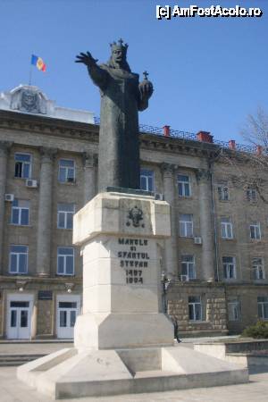 [P02] Statuia lui Ştefan cel Mare, din faţa Primăriei » foto by Ovidiu istorie
 - 
<span class="allrVoted glyphicon glyphicon-heart hidden" id="av420327"></span>
<a class="m-l-10 hidden" id="sv420327" onclick="voting_Foto_DelVot(,420327,22384)" role="button">șterge vot <span class="glyphicon glyphicon-remove"></span></a>
<a id="v9420327" class=" c-red"  onclick="voting_Foto_SetVot(420327)" role="button"><span class="glyphicon glyphicon-heart-empty"></span> <b>LIKE</b> = Votează poza</a> <img class="hidden"  id="f420327W9" src="/imagini/loader.gif" border="0" /><span class="AjErrMes hidden" id="e420327ErM"></span>