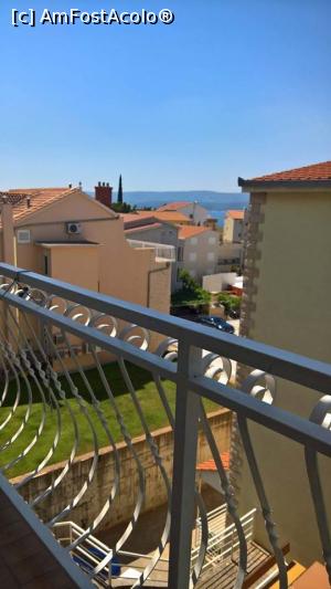 [P06] celălalt colțișor de mare ce se vedea de pe balcon... În zare Insula Brac » foto by Cdia
 - 
<span class="allrVoted glyphicon glyphicon-heart hidden" id="av884367"></span>
<a class="m-l-10 hidden" id="sv884367" onclick="voting_Foto_DelVot(,884367,22390)" role="button">șterge vot <span class="glyphicon glyphicon-remove"></span></a>
<a id="v9884367" class=" c-red"  onclick="voting_Foto_SetVot(884367)" role="button"><span class="glyphicon glyphicon-heart-empty"></span> <b>LIKE</b> = Votează poza</a> <img class="hidden"  id="f884367W9" src="/imagini/loader.gif" border="0" /><span class="AjErrMes hidden" id="e884367ErM"></span>