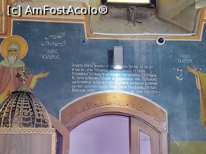 [P02] In anul 1970, Patriarhul Iustinian al Romaniei a vizitat biserica si descoperind ca aceasta nu e pictata datorita faptului ca pictura nu rezista din cauza umezelii provenita de la apa izvorului, a hotarat sa trimita artisti romani sa o picteze. Fratii Morosan zugravesc in fresca, redecorand biserica, in perioada 1977-1978.

Pe frontispiciul acesteia este scrisa in limba romana povestea decorarii acesteia. » foto by geani anto
 - 
<span class="allrVoted glyphicon glyphicon-heart hidden" id="av1381193"></span>
<a class="m-l-10 hidden" id="sv1381193" onclick="voting_Foto_DelVot(,1381193,22420)" role="button">șterge vot <span class="glyphicon glyphicon-remove"></span></a>
<a id="v91381193" class=" c-red"  onclick="voting_Foto_SetVot(1381193)" role="button"><span class="glyphicon glyphicon-heart-empty"></span> <b>LIKE</b> = Votează poza</a> <img class="hidden"  id="f1381193W9" src="/imagini/loader.gif" border="0" /><span class="AjErrMes hidden" id="e1381193ErM"></span>