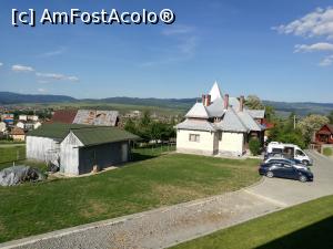 [P13] Vedre de pe balcon spre dreapta; se zărește o parte din parcare și vila Mureșan ce aparține acelorași proprietari » foto by crismis
 - 
<span class="allrVoted glyphicon glyphicon-heart hidden" id="av987292"></span>
<a class="m-l-10 hidden" id="sv987292" onclick="voting_Foto_DelVot(,987292,22425)" role="button">șterge vot <span class="glyphicon glyphicon-remove"></span></a>
<a id="v9987292" class=" c-red"  onclick="voting_Foto_SetVot(987292)" role="button"><span class="glyphicon glyphicon-heart-empty"></span> <b>LIKE</b> = Votează poza</a> <img class="hidden"  id="f987292W9" src="/imagini/loader.gif" border="0" /><span class="AjErrMes hidden" id="e987292ErM"></span>