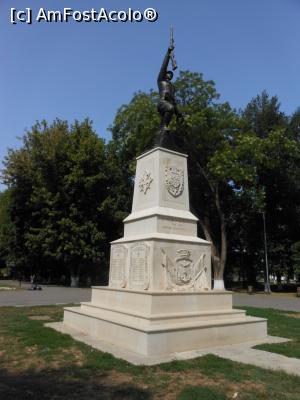 [P14] Oltenița - În Parcul central, Monumentul Eroilor oltenițeni din cel de-al Doilea Război Mondial. » foto by iulianic
 - 
<span class="allrVoted glyphicon glyphicon-heart hidden" id="av1250529"></span>
<a class="m-l-10 hidden" id="sv1250529" onclick="voting_Foto_DelVot(,1250529,22428)" role="button">șterge vot <span class="glyphicon glyphicon-remove"></span></a>
<a id="v91250529" class=" c-red"  onclick="voting_Foto_SetVot(1250529)" role="button"><span class="glyphicon glyphicon-heart-empty"></span> <b>LIKE</b> = Votează poza</a> <img class="hidden"  id="f1250529W9" src="/imagini/loader.gif" border="0" /><span class="AjErrMes hidden" id="e1250529ErM"></span>