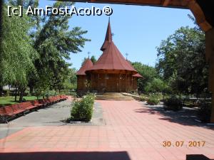 [P09] Oltenița - Biserica de lemn 'Sfântul Gheorghe' văzută prin poartă.  » foto by iulianic
 - 
<span class="allrVoted glyphicon glyphicon-heart hidden" id="av884743"></span>
<a class="m-l-10 hidden" id="sv884743" onclick="voting_Foto_DelVot(,884743,22428)" role="button">șterge vot <span class="glyphicon glyphicon-remove"></span></a>
<a id="v9884743" class=" c-red"  onclick="voting_Foto_SetVot(884743)" role="button"><span class="glyphicon glyphicon-heart-empty"></span> <b>LIKE</b> = Votează poza</a> <img class="hidden"  id="f884743W9" src="/imagini/loader.gif" border="0" /><span class="AjErrMes hidden" id="e884743ErM"></span>