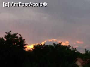 [P01] Apusul de soare vazut de pe terasa de la etaj a pensiunii » foto by pmanuela
 - 
<span class="allrVoted glyphicon glyphicon-heart hidden" id="av886618"></span>
<a class="m-l-10 hidden" id="sv886618" onclick="voting_Foto_DelVot(,886618,22431)" role="button">șterge vot <span class="glyphicon glyphicon-remove"></span></a>
<a id="v9886618" class=" c-red"  onclick="voting_Foto_SetVot(886618)" role="button"><span class="glyphicon glyphicon-heart-empty"></span> <b>LIKE</b> = Votează poza</a> <img class="hidden"  id="f886618W9" src="/imagini/loader.gif" border="0" /><span class="AjErrMes hidden" id="e886618ErM"></span>