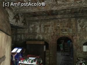 [P10] Deoarece ferestrele sunt micute interiorul este intunecat, dar poate asa se protejeaza mai bine picturile care deja au sute de ani.  » foto by mishu
 - 
<span class="allrVoted glyphicon glyphicon-heart hidden" id="av924243"></span>
<a class="m-l-10 hidden" id="sv924243" onclick="voting_Foto_DelVot(,924243,22446)" role="button">șterge vot <span class="glyphicon glyphicon-remove"></span></a>
<a id="v9924243" class=" c-red"  onclick="voting_Foto_SetVot(924243)" role="button"><span class="glyphicon glyphicon-heart-empty"></span> <b>LIKE</b> = Votează poza</a> <img class="hidden"  id="f924243W9" src="/imagini/loader.gif" border="0" /><span class="AjErrMes hidden" id="e924243ErM"></span>