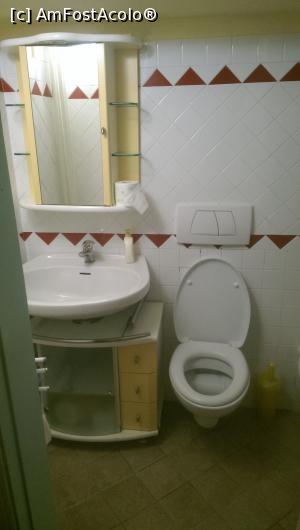 [P05] Baia, micuta dar functionala, in stanga era cabina de dus.  » foto by IoanaV
 - 
<span class="allrVoted glyphicon glyphicon-heart hidden" id="av887591"></span>
<a class="m-l-10 hidden" id="sv887591" onclick="voting_Foto_DelVot(,887591,22450)" role="button">șterge vot <span class="glyphicon glyphicon-remove"></span></a>
<a id="v9887591" class=" c-red"  onclick="voting_Foto_SetVot(887591)" role="button"><span class="glyphicon glyphicon-heart-empty"></span> <b>LIKE</b> = Votează poza</a> <img class="hidden"  id="f887591W9" src="/imagini/loader.gif" border="0" /><span class="AjErrMes hidden" id="e887591ErM"></span>