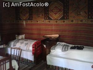 [P17] Paturi acoperite cu cuverturi și ii în camera bună. Pe pereți sunt scoarțe cu desene tradiționale.  » foto by Mitica49
 - 
<span class="allrVoted glyphicon glyphicon-heart hidden" id="av887794"></span>
<a class="m-l-10 hidden" id="sv887794" onclick="voting_Foto_DelVot(,887794,22456)" role="button">șterge vot <span class="glyphicon glyphicon-remove"></span></a>
<a id="v9887794" class=" c-red"  onclick="voting_Foto_SetVot(887794)" role="button"><span class="glyphicon glyphicon-heart-empty"></span> <b>LIKE</b> = Votează poza</a> <img class="hidden"  id="f887794W9" src="/imagini/loader.gif" border="0" /><span class="AjErrMes hidden" id="e887794ErM"></span>