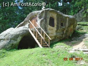 [P30] Chilia lui Daniil Sihastru - intrarea în paraclis » foto by Mitica49
 - 
<span class="allrVoted glyphicon glyphicon-heart hidden" id="av887807"></span>
<a class="m-l-10 hidden" id="sv887807" onclick="voting_Foto_DelVot(,887807,22456)" role="button">șterge vot <span class="glyphicon glyphicon-remove"></span></a>
<a id="v9887807" class=" c-red"  onclick="voting_Foto_SetVot(887807)" role="button"><span class="glyphicon glyphicon-heart-empty"></span> <b>LIKE</b> = Votează poza</a> <img class="hidden"  id="f887807W9" src="/imagini/loader.gif" border="0" /><span class="AjErrMes hidden" id="e887807ErM"></span>