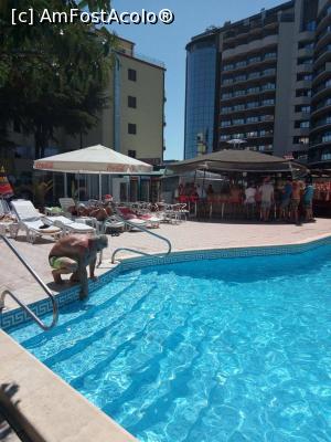 [P24] Curățarea piscinei și barul de la piscina (în fundal)  » foto by bianca2bm
 - 
<span class="allrVoted glyphicon glyphicon-heart hidden" id="av887851"></span>
<a class="m-l-10 hidden" id="sv887851" onclick="voting_Foto_DelVot(,887851,22457)" role="button">șterge vot <span class="glyphicon glyphicon-remove"></span></a>
<a id="v9887851" class=" c-red"  onclick="voting_Foto_SetVot(887851)" role="button"><span class="glyphicon glyphicon-heart-empty"></span> <b>LIKE</b> = Votează poza</a> <img class="hidden"  id="f887851W9" src="/imagini/loader.gif" border="0" /><span class="AjErrMes hidden" id="e887851ErM"></span>