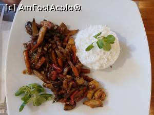 [P16] Piept de pui cu legume - CasaDinainte [Sălicea] » foto by calator2000
 - 
<span class="allrVoted glyphicon glyphicon-heart hidden" id="av1260462"></span>
<a class="m-l-10 hidden" id="sv1260462" onclick="voting_Foto_DelVot(,1260462,22467)" role="button">șterge vot <span class="glyphicon glyphicon-remove"></span></a>
<a id="v91260462" class=" c-red"  onclick="voting_Foto_SetVot(1260462)" role="button"><span class="glyphicon glyphicon-heart-empty"></span> <b>LIKE</b> = Votează poza</a> <img class="hidden"  id="f1260462W9" src="/imagini/loader.gif" border="0" /><span class="AjErrMes hidden" id="e1260462ErM"></span>