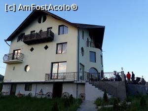 [P36] Vila Verona, la ceas de seară. Pe peretele din față, jos, se văd decorațiuni populare. Prima ușă este muzeul și următoarea camera gazdelor.  » foto by Aurici
 - 
<span class="allrVoted glyphicon glyphicon-heart hidden" id="av1033240"></span>
<a class="m-l-10 hidden" id="sv1033240" onclick="voting_Foto_DelVot(,1033240,22477)" role="button">șterge vot <span class="glyphicon glyphicon-remove"></span></a>
<a id="v91033240" class=" c-red"  onclick="voting_Foto_SetVot(1033240)" role="button"><span class="glyphicon glyphicon-heart-empty"></span> <b>LIKE</b> = Votează poza</a> <img class="hidden"  id="f1033240W9" src="/imagini/loader.gif" border="0" /><span class="AjErrMes hidden" id="e1033240ErM"></span>