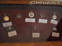 [P07] Muzeul Ceasului -  in stanga jos este un portofel cu ceas ( Elvetia sec XIX) iar pe m mijloc jos un breloc cu ceas din Franta sec. XIX » foto by Diaura*
 - 
<span class="allrVoted glyphicon glyphicon-heart hidden" id="av103119"></span>
<a class="m-l-10 hidden" id="sv103119" onclick="voting_Foto_DelVot(,103119,22506)" role="button">șterge vot <span class="glyphicon glyphicon-remove"></span></a>
<a id="v9103119" class=" c-red"  onclick="voting_Foto_SetVot(103119)" role="button"><span class="glyphicon glyphicon-heart-empty"></span> <b>LIKE</b> = Votează poza</a> <img class="hidden"  id="f103119W9" src="/imagini/loader.gif" border="0" /><span class="AjErrMes hidden" id="e103119ErM"></span>