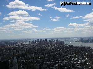 [P13] peste East River pe partea stângă este zona Brooklyn, iar pe mijloc e cartierul financiar, Wall Street, sudul Manhattanului, iar la dreapta se zăreşte statuia Libertăţii » foto by grecudoina
 - 
<span class="allrVoted glyphicon glyphicon-heart hidden" id="av500425"></span>
<a class="m-l-10 hidden" id="sv500425" onclick="voting_Foto_DelVot(,500425,22539)" role="button">șterge vot <span class="glyphicon glyphicon-remove"></span></a>
<a id="v9500425" class=" c-red"  onclick="voting_Foto_SetVot(500425)" role="button"><span class="glyphicon glyphicon-heart-empty"></span> <b>LIKE</b> = Votează poza</a> <img class="hidden"  id="f500425W9" src="/imagini/loader.gif" border="0" /><span class="AjErrMes hidden" id="e500425ErM"></span>