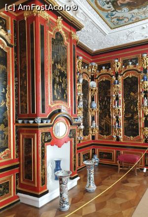 [P28] Cabinetul de lac are peretii decorati cu 11 panouri verticale mari in lac negru si 11 mai mici, orizontale, realizate in stil chinezesc.  » foto by geani anto
 - 
<span class="allrVoted glyphicon glyphicon-heart hidden" id="av1122166"></span>
<a class="m-l-10 hidden" id="sv1122166" onclick="voting_Foto_DelVot(,1122166,22636)" role="button">șterge vot <span class="glyphicon glyphicon-remove"></span></a>
<a id="v91122166" class=" c-red"  onclick="voting_Foto_SetVot(1122166)" role="button"><span class="glyphicon glyphicon-heart-empty"></span> <b>LIKE</b> = Votează poza</a> <img class="hidden"  id="f1122166W9" src="/imagini/loader.gif" border="0" /><span class="AjErrMes hidden" id="e1122166ErM"></span>