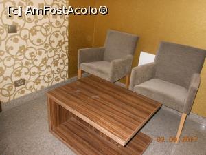 [P06] Hostel Pericle - Fotoliile și măsuța din hol, în fața ușii camerei 9.  » foto by iulianic
 - 
<span class="allrVoted glyphicon glyphicon-heart hidden" id="av897883"></span>
<a class="m-l-10 hidden" id="sv897883" onclick="voting_Foto_DelVot(,897883,22653)" role="button">șterge vot <span class="glyphicon glyphicon-remove"></span></a>
<a id="v9897883" class=" c-red"  onclick="voting_Foto_SetVot(897883)" role="button"><span class="glyphicon glyphicon-heart-empty"></span> <b>LIKE</b> = Votează poza</a> <img class="hidden"  id="f897883W9" src="/imagini/loader.gif" border="0" /><span class="AjErrMes hidden" id="e897883ErM"></span>