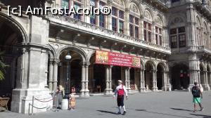[P08] În fata Operei, persoana care vinde bilete la spectacol.  » foto by mirelutza
 - 
<span class="allrVoted glyphicon glyphicon-heart hidden" id="av898080"></span>
<a class="m-l-10 hidden" id="sv898080" onclick="voting_Foto_DelVot(,898080,22662)" role="button">șterge vot <span class="glyphicon glyphicon-remove"></span></a>
<a id="v9898080" class=" c-red"  onclick="voting_Foto_SetVot(898080)" role="button"><span class="glyphicon glyphicon-heart-empty"></span> <b>LIKE</b> = Votează poza</a> <img class="hidden"  id="f898080W9" src="/imagini/loader.gif" border="0" /><span class="AjErrMes hidden" id="e898080ErM"></span>
