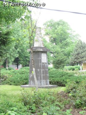 [P12] Bustul preotului Radu Șapcă - Piața Eroilor, Corabia.  » foto by tata123 🔱
 - 
<span class="allrVoted glyphicon glyphicon-heart hidden" id="av857754"></span>
<a class="m-l-10 hidden" id="sv857754" onclick="voting_Foto_DelVot(,857754,22666)" role="button">șterge vot <span class="glyphicon glyphicon-remove"></span></a>
<a id="v9857754" class=" c-red"  onclick="voting_Foto_SetVot(857754)" role="button"><span class="glyphicon glyphicon-heart-empty"></span> <b>LIKE</b> = Votează poza</a> <img class="hidden"  id="f857754W9" src="/imagini/loader.gif" border="0" /><span class="AjErrMes hidden" id="e857754ErM"></span>