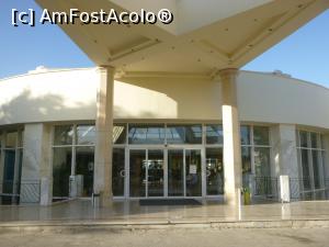 [P03] 3. Intrarea nu atrage așa mult atenția, &icirc;nsă, &icirc;n spatele ușilor este nelipsita pază a resortului. » foto by doinafil
 - 
<span class="allrVoted glyphicon glyphicon-heart hidden" id="av1231554"></span>
<a class="m-l-10 hidden" id="sv1231554" onclick="voting_Foto_DelVot(,1231554,22688)" role="button">șterge vot <span class="glyphicon glyphicon-remove"></span></a>
<a id="v91231554" class=" c-red"  onclick="voting_Foto_SetVot(1231554)" role="button"><span class="glyphicon glyphicon-heart-empty"></span> <b>LIKE</b> = Votează poza</a> <img class="hidden"  id="f1231554W9" src="/imagini/loader.gif" border="0" /><span class="AjErrMes hidden" id="e1231554ErM"></span>