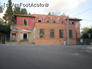 [P02] Casa parasita, cu gardul comun cu al hotelului.  » foto by bica adriana
 - 
<span class="allrVoted glyphicon glyphicon-heart hidden" id="av918990"></span>
<a class="m-l-10 hidden" id="sv918990" onclick="voting_Foto_DelVot(,918990,22831)" role="button">șterge vot <span class="glyphicon glyphicon-remove"></span></a>
<a id="v9918990" class=" c-red"  onclick="voting_Foto_SetVot(918990)" role="button"><span class="glyphicon glyphicon-heart-empty"></span> <b>LIKE</b> = Votează poza</a> <img class="hidden"  id="f918990W9" src="/imagini/loader.gif" border="0" /><span class="AjErrMes hidden" id="e918990ErM"></span>