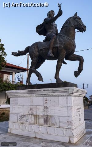 [P05] Statuia lui Alexandru, situata in piata centrala a orasului modern.  » foto by webSorin
 - 
<span class="allrVoted glyphicon glyphicon-heart hidden" id="av1114892"></span>
<a class="m-l-10 hidden" id="sv1114892" onclick="voting_Foto_DelVot(,1114892,22834)" role="button">șterge vot <span class="glyphicon glyphicon-remove"></span></a>
<a id="v91114892" class=" c-red"  onclick="voting_Foto_SetVot(1114892)" role="button"><span class="glyphicon glyphicon-heart-empty"></span> <b>LIKE</b> = Votează poza</a> <img class="hidden"  id="f1114892W9" src="/imagini/loader.gif" border="0" /><span class="AjErrMes hidden" id="e1114892ErM"></span>