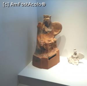 [P28] Figurină de teracotă - zeiță a morții.  » foto by Carmen Ion
 - 
<span class="allrVoted glyphicon glyphicon-heart hidden" id="av909516"></span>
<a class="m-l-10 hidden" id="sv909516" onclick="voting_Foto_DelVot(,909516,22834)" role="button">șterge vot <span class="glyphicon glyphicon-remove"></span></a>
<a id="v9909516" class=" c-red"  onclick="voting_Foto_SetVot(909516)" role="button"><span class="glyphicon glyphicon-heart-empty"></span> <b>LIKE</b> = Votează poza</a> <img class="hidden"  id="f909516W9" src="/imagini/loader.gif" border="0" /><span class="AjErrMes hidden" id="e909516ErM"></span>