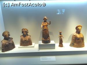 [P33] Figurine de teracotă înfățișând-o pe zeița Atena.  » foto by Carmen Ion
 - 
<span class="allrVoted glyphicon glyphicon-heart hidden" id="av909529"></span>
<a class="m-l-10 hidden" id="sv909529" onclick="voting_Foto_DelVot(,909529,22834)" role="button">șterge vot <span class="glyphicon glyphicon-remove"></span></a>
<a id="v9909529" class=" c-red"  onclick="voting_Foto_SetVot(909529)" role="button"><span class="glyphicon glyphicon-heart-empty"></span> <b>LIKE</b> = Votează poza</a> <img class="hidden"  id="f909529W9" src="/imagini/loader.gif" border="0" /><span class="AjErrMes hidden" id="e909529ErM"></span>