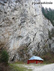 [P14] Un refugiu al Salvamontului. In acest loc, deseori, sunt persoane ce se initiaza (organizat) in tainele alpinismului. » foto by Claudiu U.
 - 
<span class="allrVoted glyphicon glyphicon-heart hidden" id="av176907"></span>
<a class="m-l-10 hidden" id="sv176907" onclick="voting_Foto_DelVot(,176907,22842)" role="button">șterge vot <span class="glyphicon glyphicon-remove"></span></a>
<a id="v9176907" class=" c-red"  onclick="voting_Foto_SetVot(176907)" role="button"><span class="glyphicon glyphicon-heart-empty"></span> <b>LIKE</b> = Votează poza</a> <img class="hidden"  id="f176907W9" src="/imagini/loader.gif" border="0" /><span class="AjErrMes hidden" id="e176907ErM"></span>