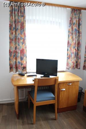[P09] Lindau, Hotelul Gruner Baum, Internetul a funcționat bine și l-am folosit, dar pe telefoane, PC-ul având, pentru noi, doar rol de decor » foto by mprofeanu
 - 
<span class="allrVoted glyphicon glyphicon-heart hidden" id="av911491"></span>
<a class="m-l-10 hidden" id="sv911491" onclick="voting_Foto_DelVot(,911491,22856)" role="button">șterge vot <span class="glyphicon glyphicon-remove"></span></a>
<a id="v9911491" class=" c-red"  onclick="voting_Foto_SetVot(911491)" role="button"><span class="glyphicon glyphicon-heart-empty"></span> <b>LIKE</b> = Votează poza</a> <img class="hidden"  id="f911491W9" src="/imagini/loader.gif" border="0" /><span class="AjErrMes hidden" id="e911491ErM"></span>