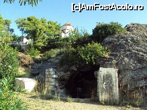[P25] Sulla's Cave şi în fundal biserica Anargyroi.  » foto by Carmen Ion
 - 
<span class="allrVoted glyphicon glyphicon-heart hidden" id="av690470"></span>
<a class="m-l-10 hidden" id="sv690470" onclick="voting_Foto_DelVot(,690470,22871)" role="button">șterge vot <span class="glyphicon glyphicon-remove"></span></a>
<a id="v9690470" class=" c-red"  onclick="voting_Foto_SetVot(690470)" role="button"><span class="glyphicon glyphicon-heart-empty"></span> <b>LIKE</b> = Votează poza</a> <img class="hidden"  id="f690470W9" src="/imagini/loader.gif" border="0" /><span class="AjErrMes hidden" id="e690470ErM"></span>
