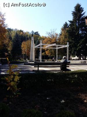 [P06] O zi prin Elena - în parcul din centru se pregătește o mare sărbătoare locală (zilele ciolanului de Elena!) și se ridică o scenă de spectacol » foto by Dragoș_MD
 - 
<span class="allrVoted glyphicon glyphicon-heart hidden" id="av915737"></span>
<a class="m-l-10 hidden" id="sv915737" onclick="voting_Foto_DelVot(,915737,22910)" role="button">șterge vot <span class="glyphicon glyphicon-remove"></span></a>
<a id="v9915737" class=" c-red"  onclick="voting_Foto_SetVot(915737)" role="button"><span class="glyphicon glyphicon-heart-empty"></span> <b>LIKE</b> = Votează poza</a> <img class="hidden"  id="f915737W9" src="/imagini/loader.gif" border="0" /><span class="AjErrMes hidden" id="e915737ErM"></span>