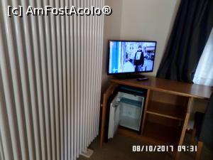[P17] Minifrigiderul încorporat în birou, televizorul LCD Samsung și o parte a claviaturii caloriferului » foto by Alina53
 - 
<span class="allrVoted glyphicon glyphicon-heart hidden" id="av914291"></span>
<a class="m-l-10 hidden" id="sv914291" onclick="voting_Foto_DelVot(,914291,22914)" role="button">șterge vot <span class="glyphicon glyphicon-remove"></span></a>
<a id="v9914291" class=" c-red"  onclick="voting_Foto_SetVot(914291)" role="button"><span class="glyphicon glyphicon-heart-empty"></span> <b>LIKE</b> = Votează poza</a> <img class="hidden"  id="f914291W9" src="/imagini/loader.gif" border="0" /><span class="AjErrMes hidden" id="e914291ErM"></span>