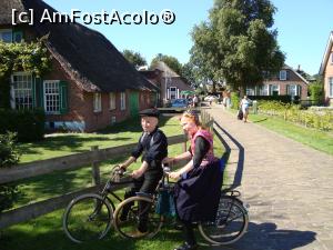 [P03] Pe drumul unei ferme originale din Staphorst... doi tineri localnici pe vestitele biciclete din Staphorst cu rochiță pe spițe.  » foto by mireille
 - 
<span class="allrVoted glyphicon glyphicon-heart hidden" id="av947867"></span>
<a class="m-l-10 hidden" id="sv947867" onclick="voting_Foto_DelVot(,947867,22918)" role="button">șterge vot <span class="glyphicon glyphicon-remove"></span></a>
<a id="v9947867" class=" c-red"  onclick="voting_Foto_SetVot(947867)" role="button"><span class="glyphicon glyphicon-heart-empty"></span> <b>LIKE</b> = Votează poza</a> <img class="hidden"  id="f947867W9" src="/imagini/loader.gif" border="0" /><span class="AjErrMes hidden" id="e947867ErM"></span>