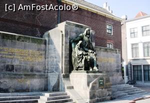 [P25] Statuia dedicata fratilor Johan si Cornelis de Witt, politicieni olandezi, masacrati de multime din interese politice la Haga, la 20 august 1672 (cautati filmul olandez 'Michiel de Ruyter')  » foto by Radu Tudoran
 - 
<span class="allrVoted glyphicon glyphicon-heart hidden" id="av916718"></span>
<a class="m-l-10 hidden" id="sv916718" onclick="voting_Foto_DelVot(,916718,22939)" role="button">șterge vot <span class="glyphicon glyphicon-remove"></span></a>
<a id="v9916718" class=" c-red"  onclick="voting_Foto_SetVot(916718)" role="button"><span class="glyphicon glyphicon-heart-empty"></span> <b>LIKE</b> = Votează poza</a> <img class="hidden"  id="f916718W9" src="/imagini/loader.gif" border="0" /><span class="AjErrMes hidden" id="e916718ErM"></span>