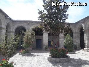 [P23] 'Arequipa - orasul alb al Perului' / curtea de la intrare a manstirii » foto by grecudoina
 - 
<span class="allrVoted glyphicon glyphicon-heart hidden" id="av399340"></span>
<a class="m-l-10 hidden" id="sv399340" onclick="voting_Foto_DelVot(,399340,22954)" role="button">șterge vot <span class="glyphicon glyphicon-remove"></span></a>
<a id="v9399340" class=" c-red"  onclick="voting_Foto_SetVot(399340)" role="button"><span class="glyphicon glyphicon-heart-empty"></span> <b>LIKE</b> = Votează poza</a> <img class="hidden"  id="f399340W9" src="/imagini/loader.gif" border="0" /><span class="AjErrMes hidden" id="e399340ErM"></span>
