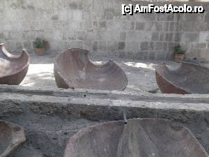 [P35] 'Arequipa - orasul alb al Perului' / Lavanderia, baia, fiecare vas de lut e legat la canalul prin care curge apa, daca opresti apa sa curga mai dparte, ea curge in vasul de lut » foto by grecudoina
 - 
<span class="allrVoted glyphicon glyphicon-heart hidden" id="av399352"></span>
<a class="m-l-10 hidden" id="sv399352" onclick="voting_Foto_DelVot(,399352,22954)" role="button">șterge vot <span class="glyphicon glyphicon-remove"></span></a>
<a id="v9399352" class=" c-red"  onclick="voting_Foto_SetVot(399352)" role="button"><span class="glyphicon glyphicon-heart-empty"></span> <b>LIKE</b> = Votează poza</a> <img class="hidden"  id="f399352W9" src="/imagini/loader.gif" border="0" /><span class="AjErrMes hidden" id="e399352ErM"></span>