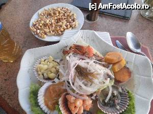[P42] 'Arequipa - orasul alb al Perului' / o mancare de cebiche, complecta si frumos prezentata. Sus e o langusta, pe care apucase, sa o devorez, in dreapta ei, sunt cartofii galbeni, f. dulci, apoi moluste din scoici, creveti, un sos de cilli, porumb alb, dulce, fiert, iar in mijlocpestele marinat, ingropat in zeama de lamaie si acoperit cu ceapa si alge.  » foto by grecudoina
 - 
<span class="allrVoted glyphicon glyphicon-heart hidden" id="av399359"></span>
<a class="m-l-10 hidden" id="sv399359" onclick="voting_Foto_DelVot(,399359,22954)" role="button">șterge vot <span class="glyphicon glyphicon-remove"></span></a>
<a id="v9399359" class=" c-red"  onclick="voting_Foto_SetVot(399359)" role="button"><span class="glyphicon glyphicon-heart-empty"></span> <b>LIKE</b> = Votează poza</a> <img class="hidden"  id="f399359W9" src="/imagini/loader.gif" border="0" /><span class="AjErrMes hidden" id="e399359ErM"></span>