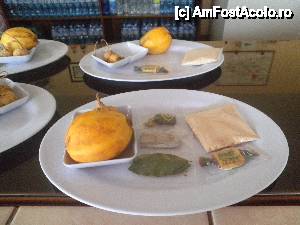 [P09] 'Arequipa - orasul alb al Perului' / fructele culturilor din zona, papaya, frunze de coca, bomboana din frunze de coca, in mijloc un concentrat de coca, care se pune intre frunzele indointe, pt a intensifica efectul, langa papaya e un fruct, care seamana cu un patrunjel, care e utilizat in tratamentul de diabet (nu am retinut numele)  » foto by grecudoina
 - 
<span class="allrVoted glyphicon glyphicon-heart hidden" id="av399326"></span>
<a class="m-l-10 hidden" id="sv399326" onclick="voting_Foto_DelVot(,399326,22954)" role="button">șterge vot <span class="glyphicon glyphicon-remove"></span></a>
<a id="v9399326" class=" c-red"  onclick="voting_Foto_SetVot(399326)" role="button"><span class="glyphicon glyphicon-heart-empty"></span> <b>LIKE</b> = Votează poza</a> <img class="hidden"  id="f399326W9" src="/imagini/loader.gif" border="0" /><span class="AjErrMes hidden" id="e399326ErM"></span>