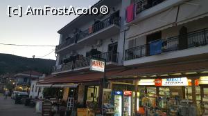 [P11] Chiar la parterul hotelului este un supermarket. Unul din cele două din stațiune.  » foto by Dabator
 - 
<span class="allrVoted glyphicon glyphicon-heart hidden" id="av918694"></span>
<a class="m-l-10 hidden" id="sv918694" onclick="voting_Foto_DelVot(,918694,22970)" role="button">șterge vot <span class="glyphicon glyphicon-remove"></span></a>
<a id="v9918694" class=" c-red"  onclick="voting_Foto_SetVot(918694)" role="button"><span class="glyphicon glyphicon-heart-empty"></span> <b>LIKE</b> = Votează poza</a> <img class="hidden"  id="f918694W9" src="/imagini/loader.gif" border="0" /><span class="AjErrMes hidden" id="e918694ErM"></span>