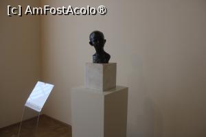 [P16] Craiova, Muzeul de Artă, Parter, Sala Constantin Brâncuși, Cap de copil » foto by mprofeanu
 - 
<span class="allrVoted glyphicon glyphicon-heart hidden" id="av1408714"></span>
<a class="m-l-10 hidden" id="sv1408714" onclick="voting_Foto_DelVot(,1408714,22988)" role="button">șterge vot <span class="glyphicon glyphicon-remove"></span></a>
<a id="v91408714" class=" c-red"  onclick="voting_Foto_SetVot(1408714)" role="button"><span class="glyphicon glyphicon-heart-empty"></span> <b>LIKE</b> = Votează poza</a> <img class="hidden"  id="f1408714W9" src="/imagini/loader.gif" border="0" /><span class="AjErrMes hidden" id="e1408714ErM"></span>