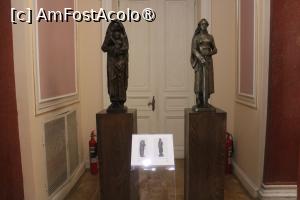 [P09] Craiova, Muzeul de Artă, Holul de la parter,  Gheorghe Anghel, Sculpturile Maternitate și Victoria » foto by mprofeanu
 - 
<span class="allrVoted glyphicon glyphicon-heart hidden" id="av1408707"></span>
<a class="m-l-10 hidden" id="sv1408707" onclick="voting_Foto_DelVot(,1408707,22988)" role="button">șterge vot <span class="glyphicon glyphicon-remove"></span></a>
<a id="v91408707" class=" c-red"  onclick="voting_Foto_SetVot(1408707)" role="button"><span class="glyphicon glyphicon-heart-empty"></span> <b>LIKE</b> = Votează poza</a> <img class="hidden"  id="f1408707W9" src="/imagini/loader.gif" border="0" /><span class="AjErrMes hidden" id="e1408707ErM"></span>