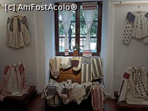 [P57] Casa Baniei.Camasi cu altita din toate zonele Olteniei. » foto by Floria
 - 
<span class="allrVoted glyphicon glyphicon-heart hidden" id="av1267860"></span>
<a class="m-l-10 hidden" id="sv1267860" onclick="voting_Foto_DelVot(,1267860,22988)" role="button">șterge vot <span class="glyphicon glyphicon-remove"></span></a>
<a id="v91267860" class=" c-red"  onclick="voting_Foto_SetVot(1267860)" role="button"><span class="glyphicon glyphicon-heart-empty"></span> <b>LIKE</b> = Votează poza</a> <img class="hidden"  id="f1267860W9" src="/imagini/loader.gif" border="0" /><span class="AjErrMes hidden" id="e1267860ErM"></span>