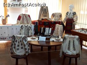 [P69] Casa Baniei.Caseta cu materiale de lucru donata de doamna Maria Ioana Cernatescu,descendenta a boierilor Cernatesti,in mijlocul unor camasi vechi cu altita. » foto by Floria
 - 
<span class="allrVoted glyphicon glyphicon-heart hidden" id="av1267872"></span>
<a class="m-l-10 hidden" id="sv1267872" onclick="voting_Foto_DelVot(,1267872,22988)" role="button">șterge vot <span class="glyphicon glyphicon-remove"></span></a>
<a id="v91267872" class=" c-red"  onclick="voting_Foto_SetVot(1267872)" role="button"><span class="glyphicon glyphicon-heart-empty"></span> <b>LIKE</b> = Votează poza</a> <img class="hidden"  id="f1267872W9" src="/imagini/loader.gif" border="0" /><span class="AjErrMes hidden" id="e1267872ErM"></span>
