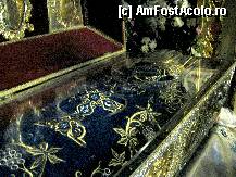 [P18] Catedrala Mitropolitana Iasi - Racla Sf. Cuvioase Parascheva, ocrotitoarea Moldovei mari. Vesmantul este cel 'ordinar'; pe parcursul festivitatilor prilejuite de comemorarea sfintei, acest vesmant este cu totul special, diferit de la an la an. » foto by vadra
 - 
<span class="allrVoted glyphicon glyphicon-heart hidden" id="av299151"></span>
<a class="m-l-10 hidden" id="sv299151" onclick="voting_Foto_DelVot(,299151,23025)" role="button">șterge vot <span class="glyphicon glyphicon-remove"></span></a>
<a id="v9299151" class=" c-red"  onclick="voting_Foto_SetVot(299151)" role="button"><span class="glyphicon glyphicon-heart-empty"></span> <b>LIKE</b> = Votează poza</a> <img class="hidden"  id="f299151W9" src="/imagini/loader.gif" border="0" /><span class="AjErrMes hidden" id="e299151ErM"></span>