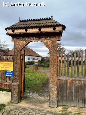 [P15] Poartă specifică(intrare în parcul memorial » foto by AZE
 - 
<span class="allrVoted glyphicon glyphicon-heart hidden" id="av1352963"></span>
<a class="m-l-10 hidden" id="sv1352963" onclick="voting_Foto_DelVot(,1352963,23038)" role="button">șterge vot <span class="glyphicon glyphicon-remove"></span></a>
<a id="v91352963" class=" c-red"  onclick="voting_Foto_SetVot(1352963)" role="button"><span class="glyphicon glyphicon-heart-empty"></span> <b>LIKE</b> = Votează poza</a> <img class="hidden"  id="f1352963W9" src="/imagini/loader.gif" border="0" /><span class="AjErrMes hidden" id="e1352963ErM"></span>