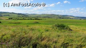 [P01] Cei 3 vulcani de Filiaș. Primul, în dreapta, acoperit cu ierburi înalte este conul vulcanului 3, la mijloc este domul vulcanului 2, iar mai jos, la stânga, caldera vulcanului 1. În fundal se vede orașul Cristuru Secuiesc.  » foto by Lucien
 - 
<span class="allrVoted glyphicon glyphicon-heart hidden" id="av964739"></span>
<a class="m-l-10 hidden" id="sv964739" onclick="voting_Foto_DelVot(,964739,23038)" role="button">șterge vot <span class="glyphicon glyphicon-remove"></span></a>
<a id="v9964739" class=" c-red"  onclick="voting_Foto_SetVot(964739)" role="button"><span class="glyphicon glyphicon-heart-empty"></span> <b>LIKE</b> = Votează poza</a> <img class="hidden"  id="f964739W9" src="/imagini/loader.gif" border="0" /><span class="AjErrMes hidden" id="e964739ErM"></span>