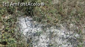 [P10] Punctul de unde ”izvorăște” firicelul de apă noroioasă de pe vulcanul 2. Faptul că ”izvorul” nu este situat în vârful aparatului vulcanic, argumentează în plus ideea de dom (format prin bombarea crustei argiloase).  » foto by Lucien
 - 
<span class="allrVoted glyphicon glyphicon-heart hidden" id="av964748"></span>
<a class="m-l-10 hidden" id="sv964748" onclick="voting_Foto_DelVot(,964748,23038)" role="button">șterge vot <span class="glyphicon glyphicon-remove"></span></a>
<a id="v9964748" class=" c-red"  onclick="voting_Foto_SetVot(964748)" role="button"><span class="glyphicon glyphicon-heart-empty"></span> <b>LIKE</b> = Votează poza</a> <img class="hidden"  id="f964748W9" src="/imagini/loader.gif" border="0" /><span class="AjErrMes hidden" id="e964748ErM"></span>