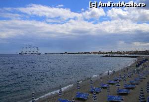 [P10] Plaja Lido d'Angelo. In zare se vede portul din Giardini » foto by MCM
 - 
<span class="allrVoted glyphicon glyphicon-heart hidden" id="av536804"></span>
<a class="m-l-10 hidden" id="sv536804" onclick="voting_Foto_DelVot(,536804,23043)" role="button">șterge vot <span class="glyphicon glyphicon-remove"></span></a>
<a id="v9536804" class=" c-red"  onclick="voting_Foto_SetVot(536804)" role="button"><span class="glyphicon glyphicon-heart-empty"></span> <b>LIKE</b> = Votează poza</a> <img class="hidden"  id="f536804W9" src="/imagini/loader.gif" border="0" /><span class="AjErrMes hidden" id="e536804ErM"></span>